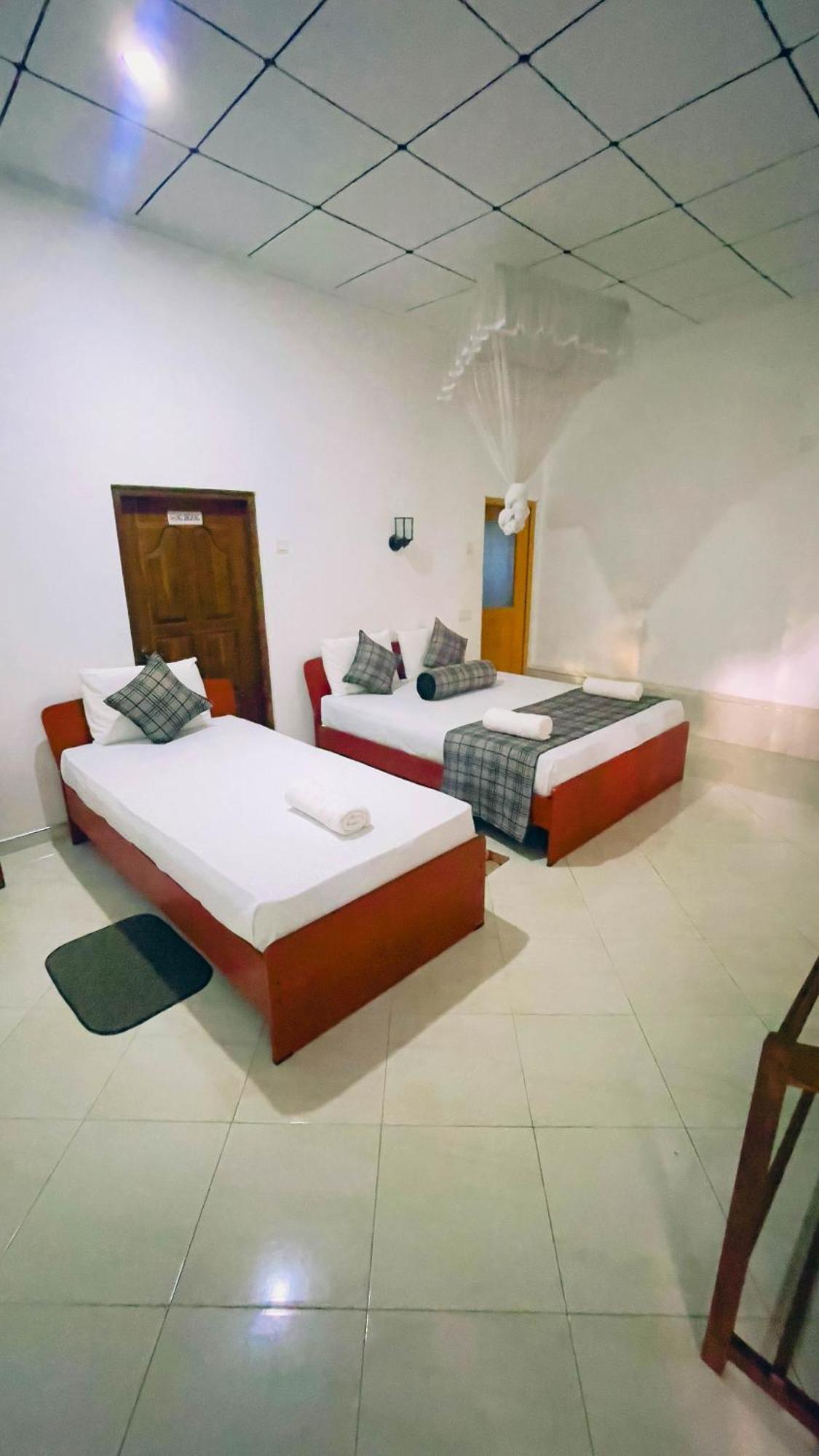 White Eagle Hotel Сигирия Экстерьер фото