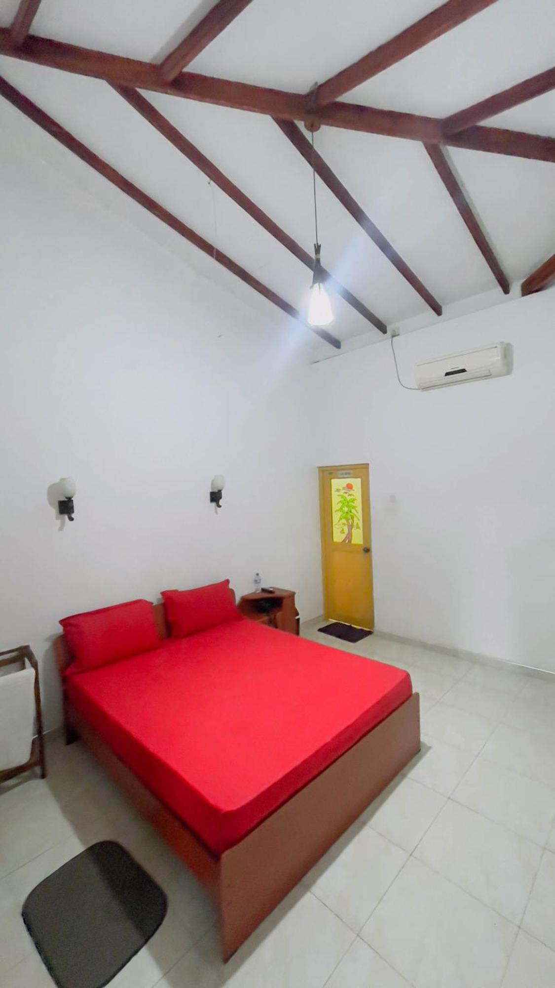 White Eagle Hotel Сигирия Экстерьер фото