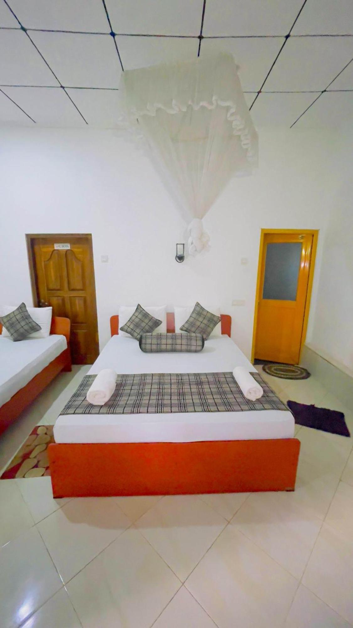 White Eagle Hotel Сигирия Экстерьер фото